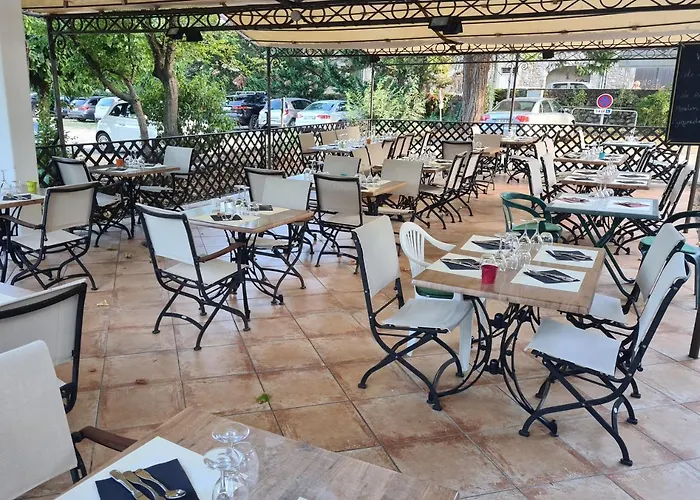 Отель Logis Restaurant Les Cedres Жуайёз