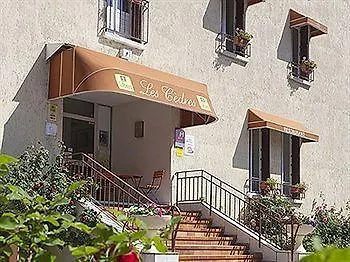 Отель Logis Restaurant Les Cedres Жуайёз