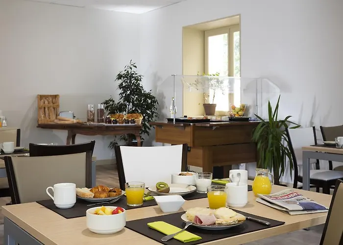 Отель Logis Restaurant Les Cedres