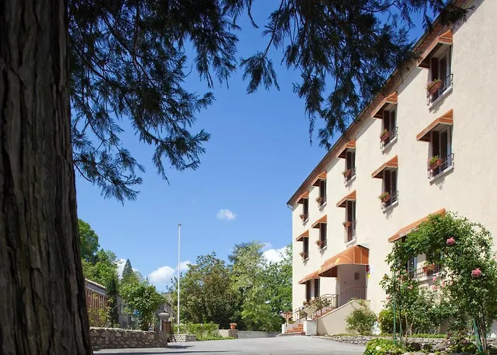 Logis Restaurant Les Cedres Отель