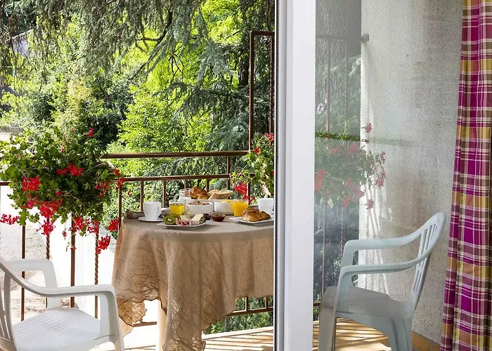 Logis Restaurant Les Cedres Отель Жуайёз