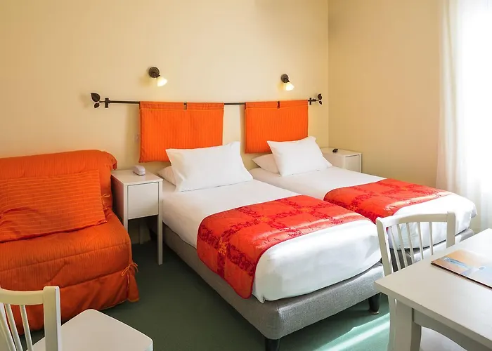 Отель Logis Restaurant Les Cedres 3*