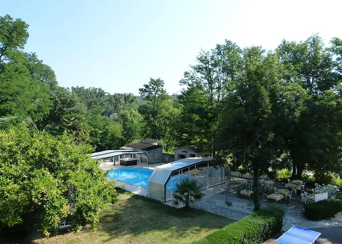 Logis Restaurant Les Cedres Отель