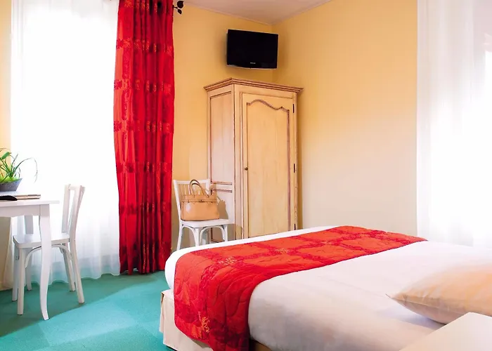 Отель Logis Restaurant Les Cedres