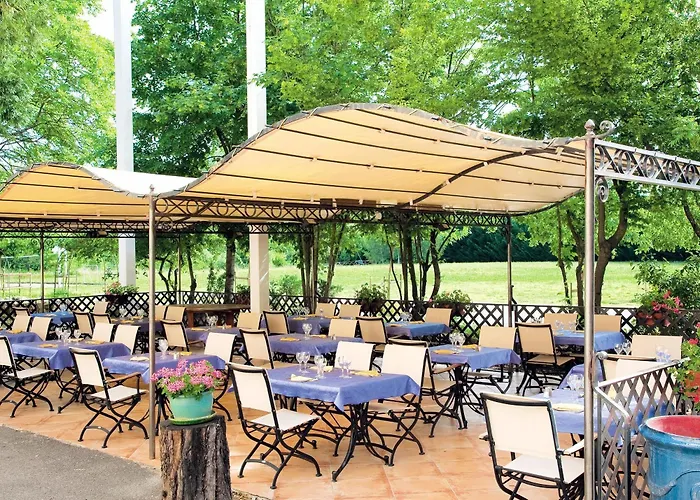 Logis Restaurant Les Cedres Отель