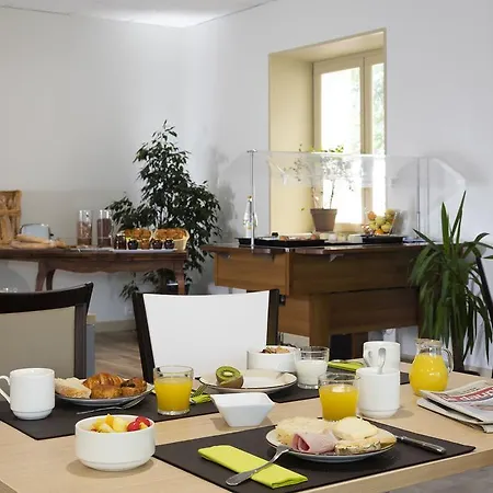 Hotel Logis Restaurant Les Cedres