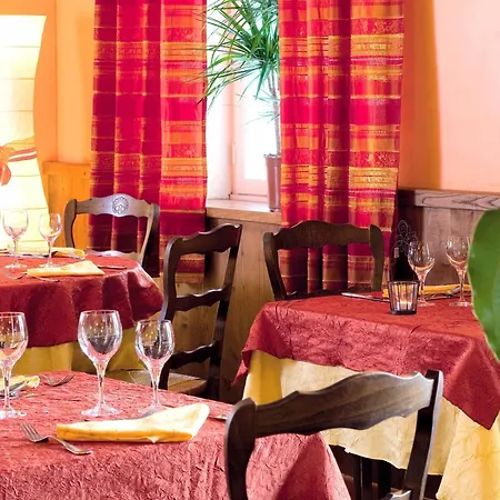 Logis Restaurant Les Cedres فندق
